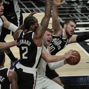  爱德华兹36分森林狼爆冷赢  